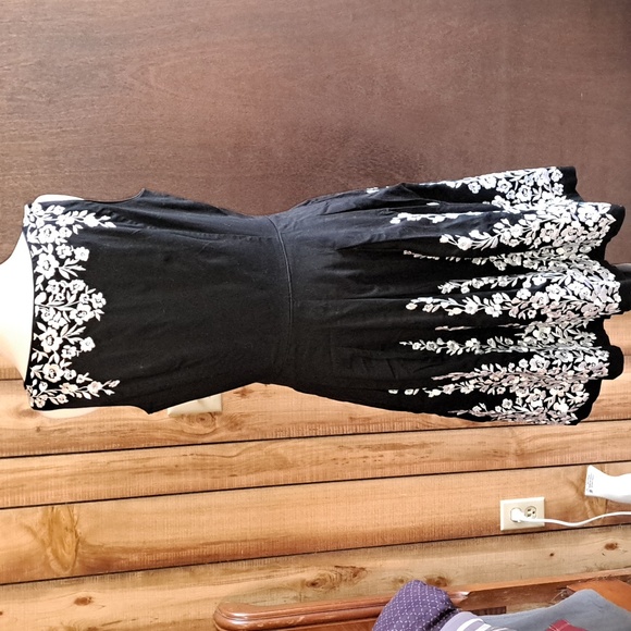 White House Black Market Black and White Floral Dress - Picture 6 of 6